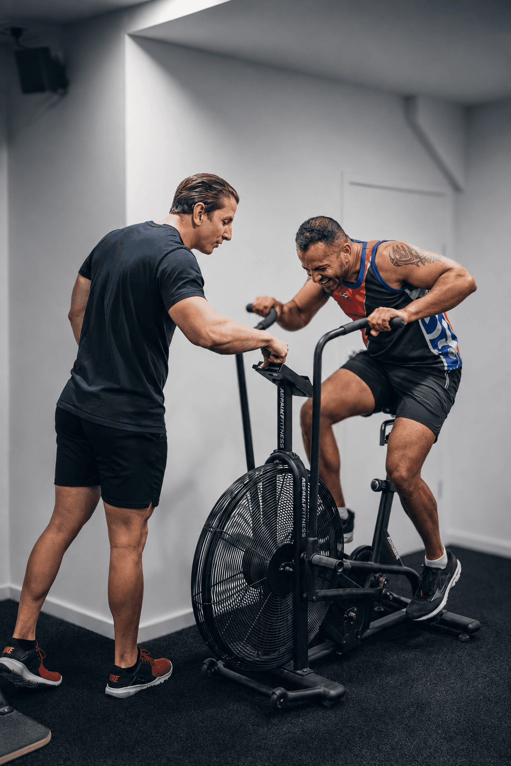 Zane Pollard coaching and discussing training with an athlete